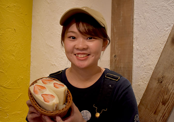 「みのりカフェ三越銀座店」の小林みのり店長と「いちごのフルーツサンド」