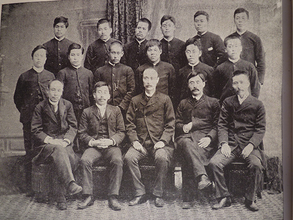 札幌農学校卒業記念（1895年、中列右が千石。前列右から新渡戸、佐藤、宮部、吉井の諸教授）