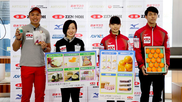 パネルと食材を受け取った前年優勝の谷田康真選手・松村千秋選手と前年準優勝の藤澤五月選手・山口剛史選手（写真右から）