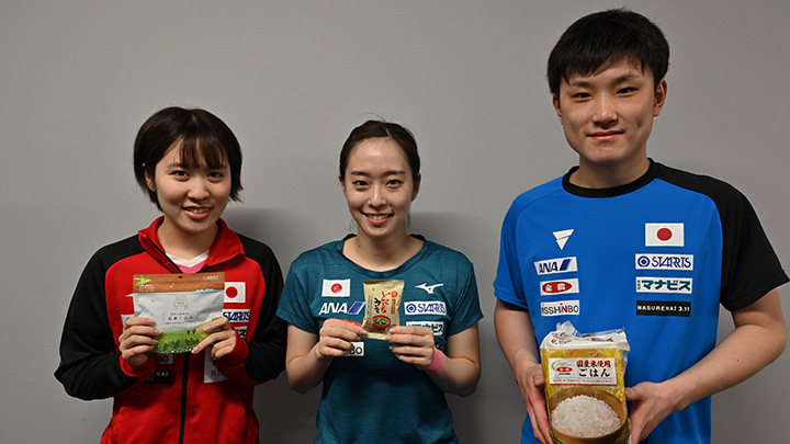 「ニッポンの食」を手にする（左から）平野美宇選手、石川佳純選手、張本智和選手