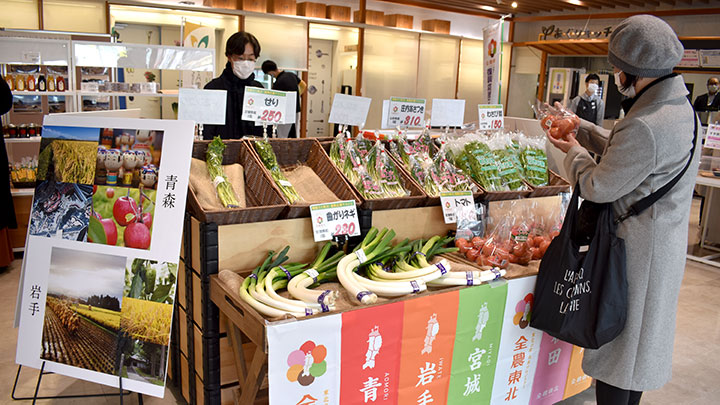 伝統野菜の曲がりネギなどが並ぶ