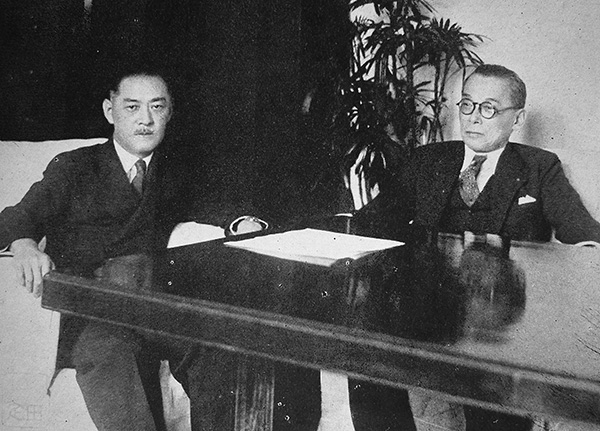 産組中央会会頭の事務引き継ぎ（1939年、千石会頭（右）より有馬頼寧会頭へ）