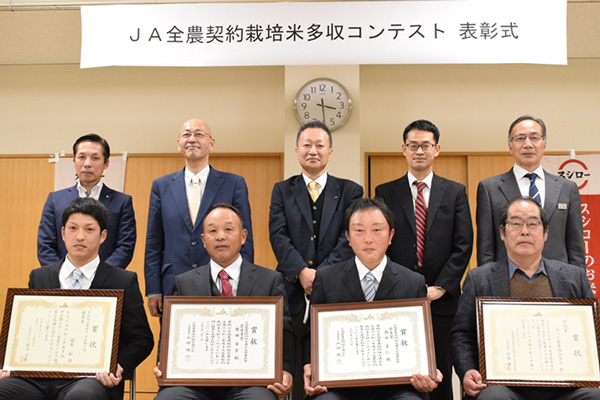 理事長最優秀賞の檜田さん（前列左から2人め）、優秀賞の西中さん（前列左から3人め）