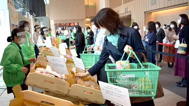 熊本県産食材を食べて復興応援　ＪＡ共済マルシェ