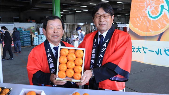 「ハウスみかん」をPRする木村会長（左）とＪＡおおいたハウスみかん部会の宮原宣太郎部会長