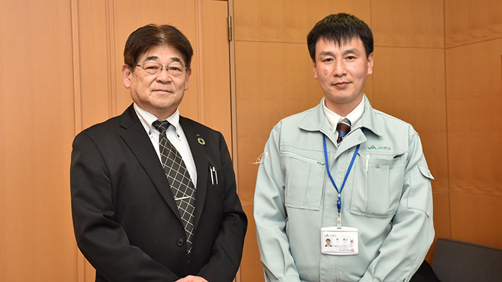 営農担当の武藤隆志常務理事(左）と営農企画課の林秀治次長
