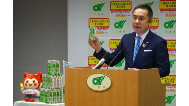 紙パック伊勢茶をPRする鈴木三重県知事