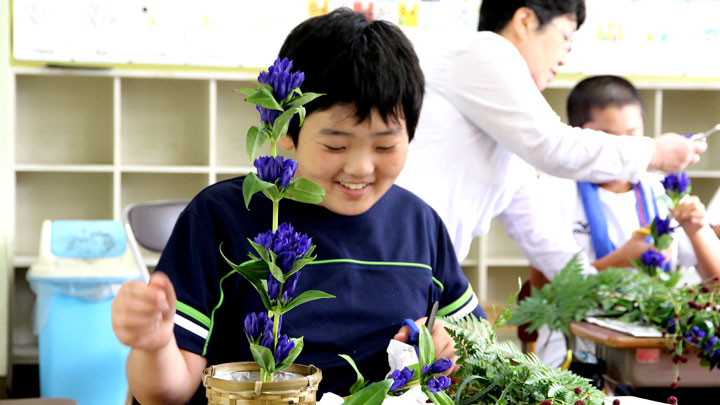 令和元年度の「花育」授業で生け花を体験する児童