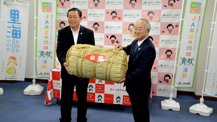 ＪＡ岡山中央会の青江会長（左）と同県病院協会の難波会長