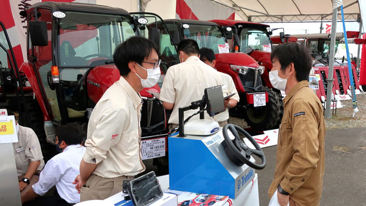 農業機械展示会に約2000人が来場　ＪＡ全農山形