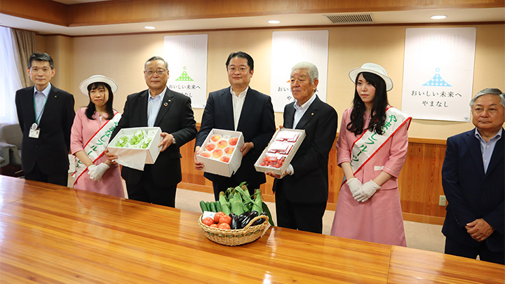 フルーツレディーらが県産農産物をPR　山梨県農畜産物販売強化対策協議会