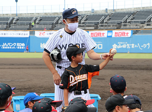 投げ方の基本を指導する西崎講師