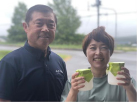 牧場主の山岸さんと娘の愛さん