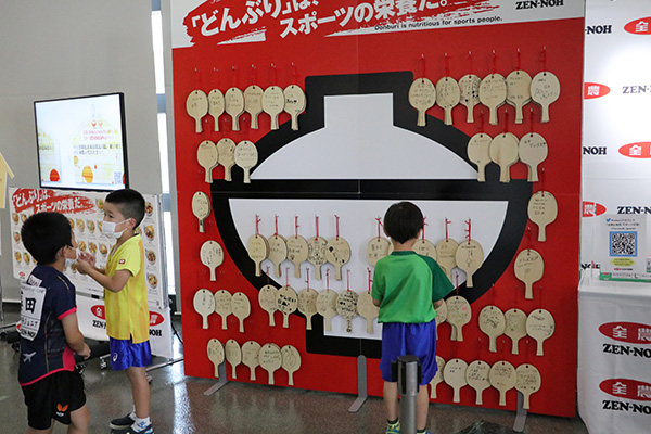 卓球ニッポンへの応援メッセージを綴る絵馬の展示に参加する選手たち