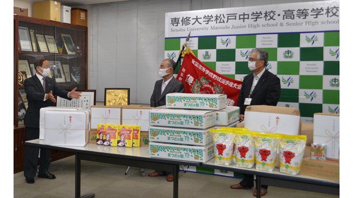 県産農畜産物贈呈の様子（左から専大松戸高校富山理事長、ＪＡ全農ちば林運営委員会会長、ＪＡとうかつ中央秋元経営管理委員会会長）