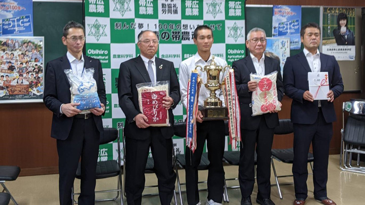 北海道米などの記念品を贈呈（左から2番目小野寺会長）
