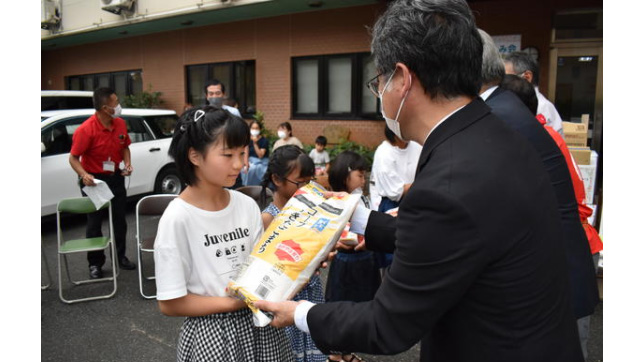 お米を贈呈するＪＡ全農おかやま農産・園芸部の岩野靖之次長