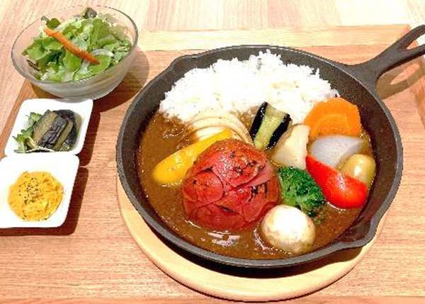 桃太郎トマトの丸ごとグリル　岡山県産牛豚ひき肉と10種野菜のゴロゴロカレー