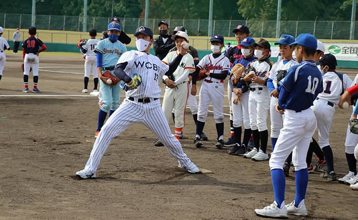 投げ方の基本を指導する成瀬講師