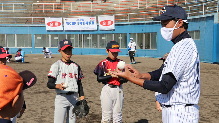 過去の野球教室で投手の指導をする攝津講師