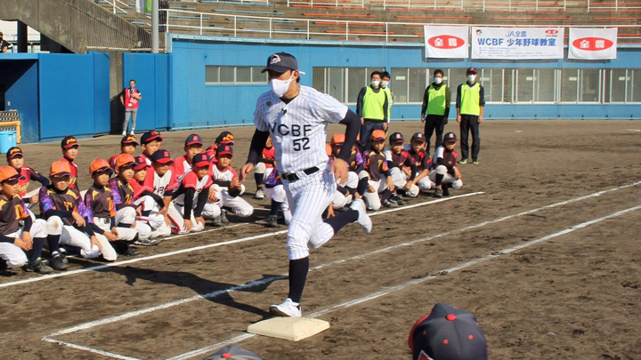 過去の野球教室で走塁の指導をする川崎講師