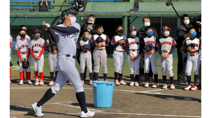 川崎講師がバッティングの手本を披露すると子どもたちから歓声があがった