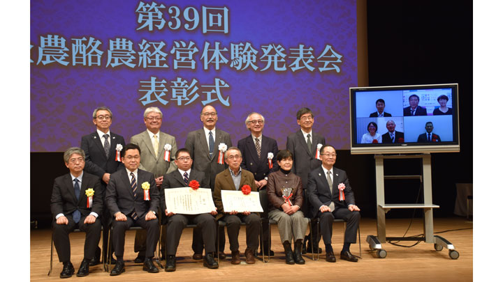 最優秀賞受賞の松本陽一さん（前列左から3人目）ほか、関係者のみなさん。