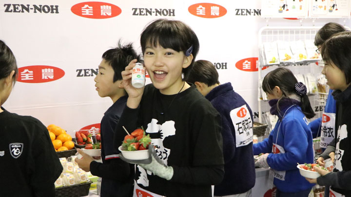 2019年度に実施された「もぐもぐブース」で食材を手に笑顔の選手
