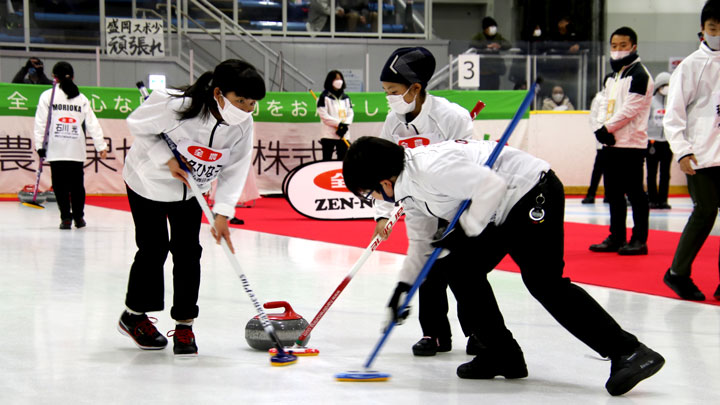 小学生カーラーが、白熱した試合を繰りひろげた