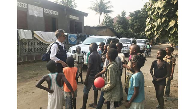 コンゴ民主共和国で子どもたちと話す山本教授