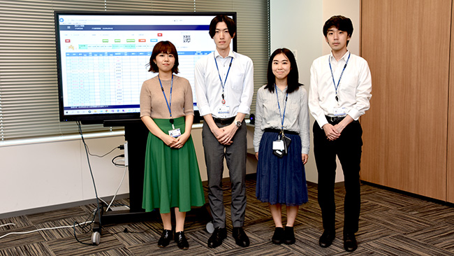 開発に携わった若手SEのみなさん。左から望月香さん、森祐希さん、北畠みちるさん、坂下弘樹さん