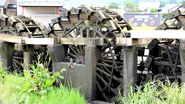 朝倉農業の象徴的存在の3連水車も土砂に埋まる