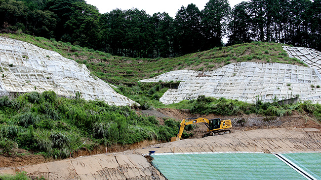 崩壊山腹の復旧工事