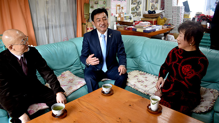 群馬県・ＪＡ太田市　天笠淳家組合長　写真＝中央 栃木県・ＪＡ栃木女性会　猪野正子会長　写真＝右 （司会・進行） 文芸アナリスト　大金義昭氏　写真＝左