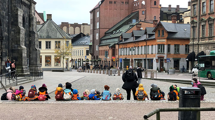 遠足の途中、ルンド大聖堂の前の階段で休んでいる保育園の子供達と先生