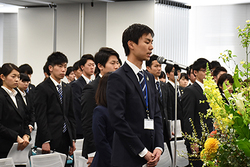 全国本部の新入職員を代表して決意表明をする草柳和哉さん