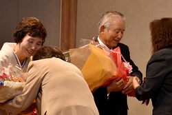 花束が贈られた上村氏と文子夫人