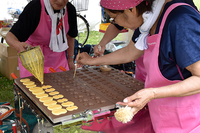 女性部の皆さん手作りのムーちゃん人形焼き（ＪＡ東京むさし青壮年部フェスタ開催）