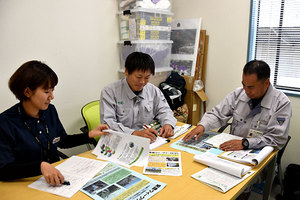 ＪＡ全農京都ＴＡＣ販売企画課の担当者（左）とＴＡＣミーティングする齊藤ＴＡＣ（中央）と新谷課長（右）