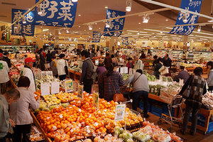 多くの人でにぎわう農産物直売所「たじまんま」　ＪＡファーマーズ・たじまんま和田山