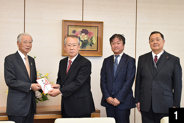 目録贈呈のようす（左から）ＪＡ全農長澤豊会長、ＮＨＫ上田良一会長、同中田裕之理事、東京都共同募金会加納高仁常務理事