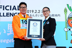 ぎふ農業協同組合・櫻井宏代表理事組合長にギネスワールドレコーズジャパンの認定証が贈られた
