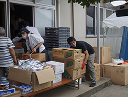 届いた野菜などを公民館へと運ぶ