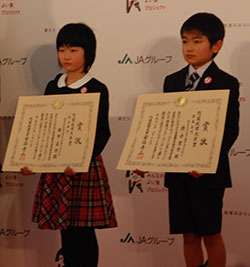 内閣総理大臣賞を受賞した植田さん（左）と徳永さん