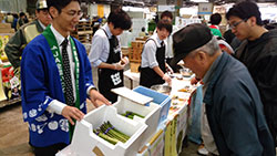 築地市場で賑わった振る舞い