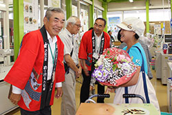 1200万人目で祝福される来店者