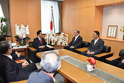 山本地方創生大臣（中央）を表敬訪問したＪＡグループトップ