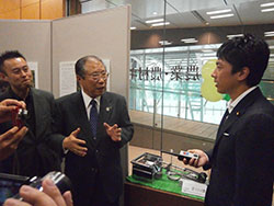 ＪＡ長野中央会の雨宮会長から説明を受ける小泉農林部会長