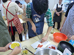 カット野菜使って簡単調理 大学生向け調理実習 ＪＡ全農・明治学院大学
