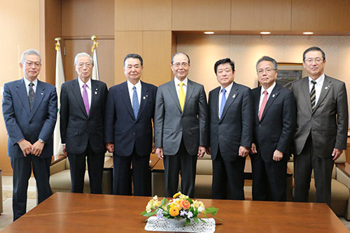 中央が王氏、その左に中野ＪＡ全農会長